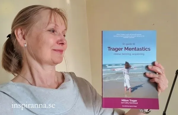 Birgitta Hultqvist visar upp den svenska Mentasticsboken 